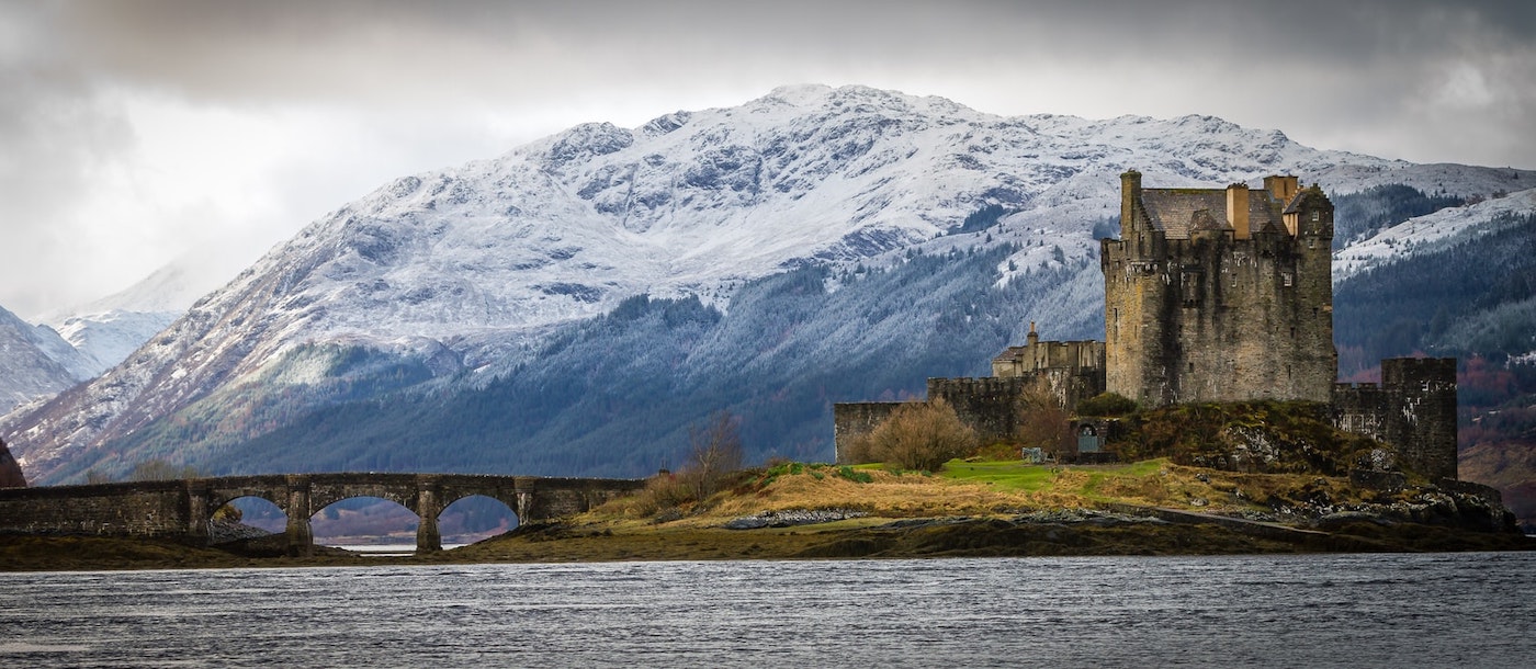 Viajes a Escocia: castillo de Eilean Donan entre montañas nevadas en las Highlands